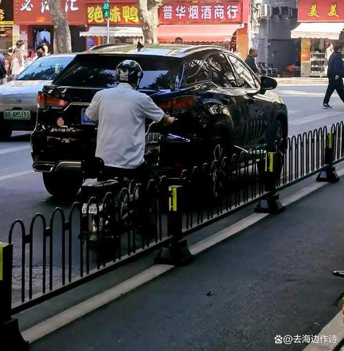 自行车撞到电动车后轮__后方电动车撞到前方自行车