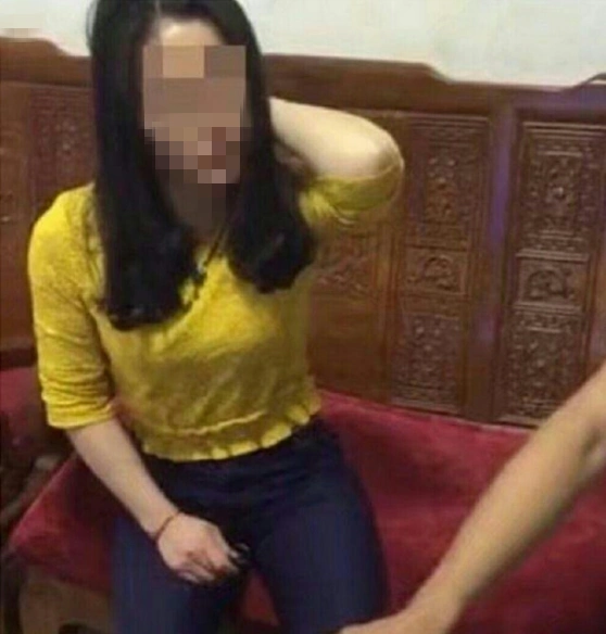 浙江温州街头砍人事件_现场抓出轨妻子_男子回家目睹妻子出轨持刀追砍