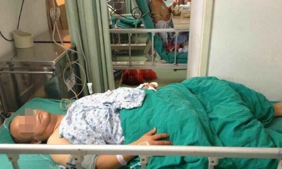 男子回家目睹妻子出轨持刀追砍_现场抓出轨妻子_浙江温州街头砍人事件