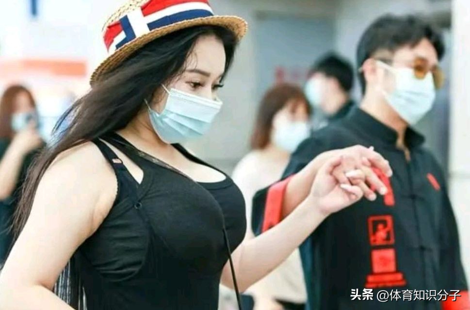 邹市明全家福_邹市明老婆家庭背景_冉莹颖卡戴珊相似度