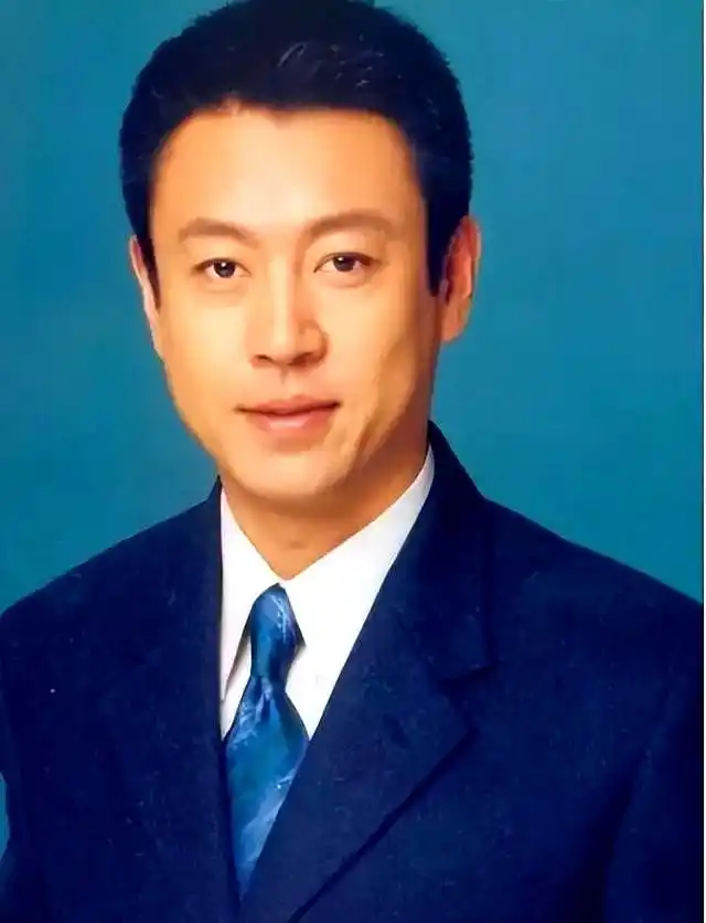 杨柳三段婚姻失败_播音员杨柳的五段婚姻_央视最帅主持人杨柳感情经历